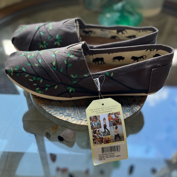 🍃TOMS🍃- NWT - Grey Toms Hand-painted Tree Branch Design- size 10 Womens - Picture 4 of 9